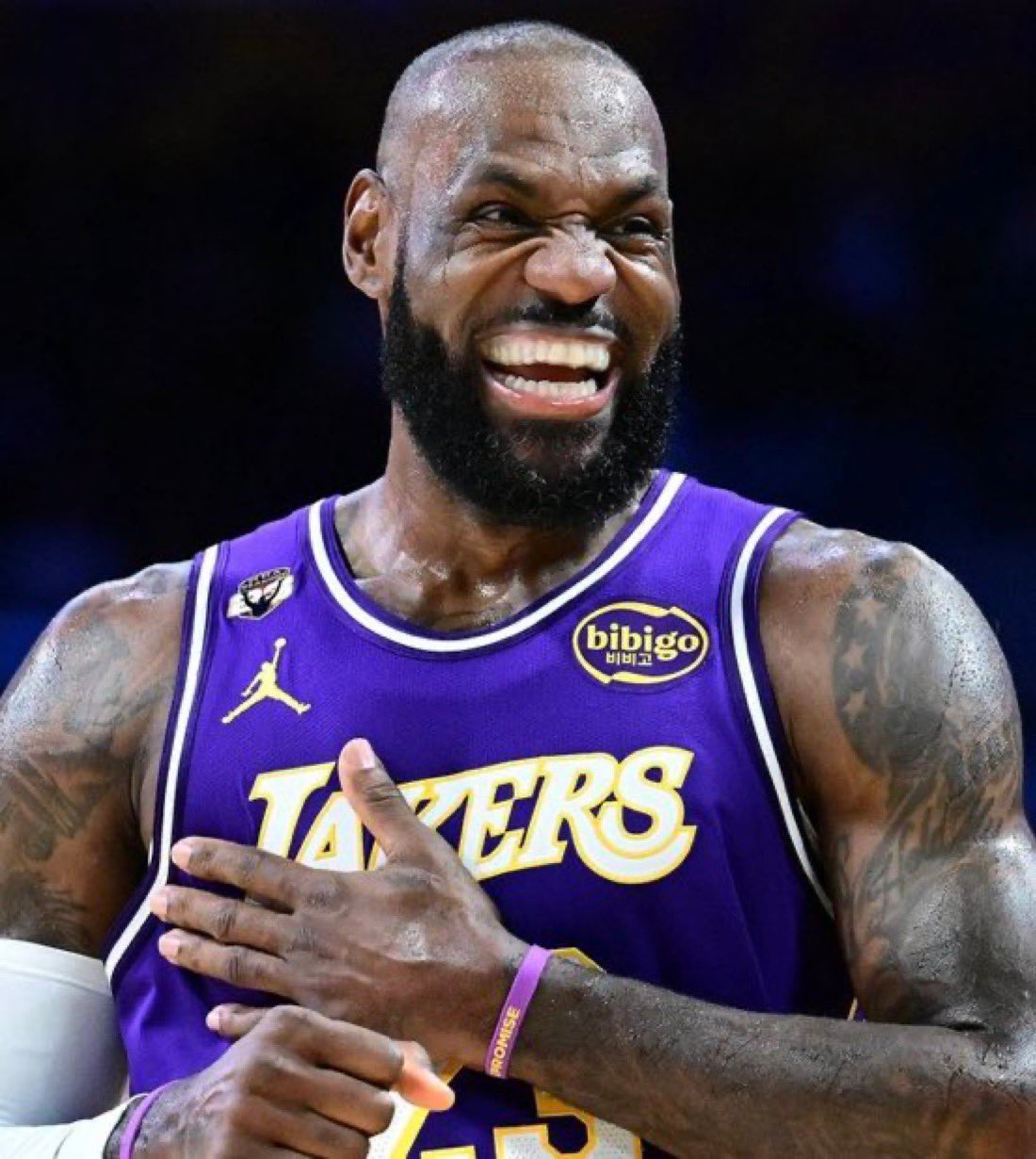 里夫斯表示，詹姆斯执意要出战今晚的比赛，也激励了他和东契奇一同上场。“我总不能让