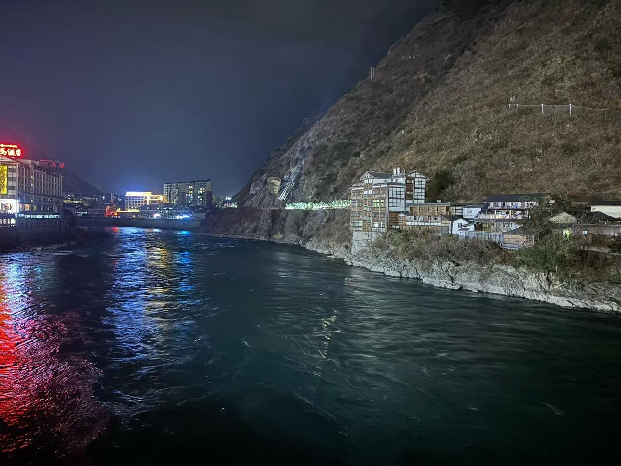 天南地北大拜年四川泸定桥上拍的夜景！