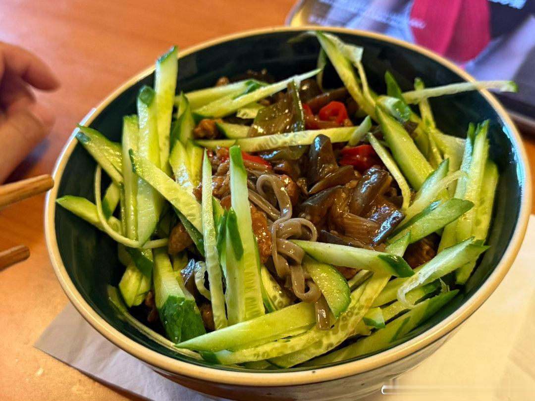 赵老师：晚上我吃茄丁面，你没意见吧梁大婶：一破茄子我有啥意见赵老师：我老婆给我做