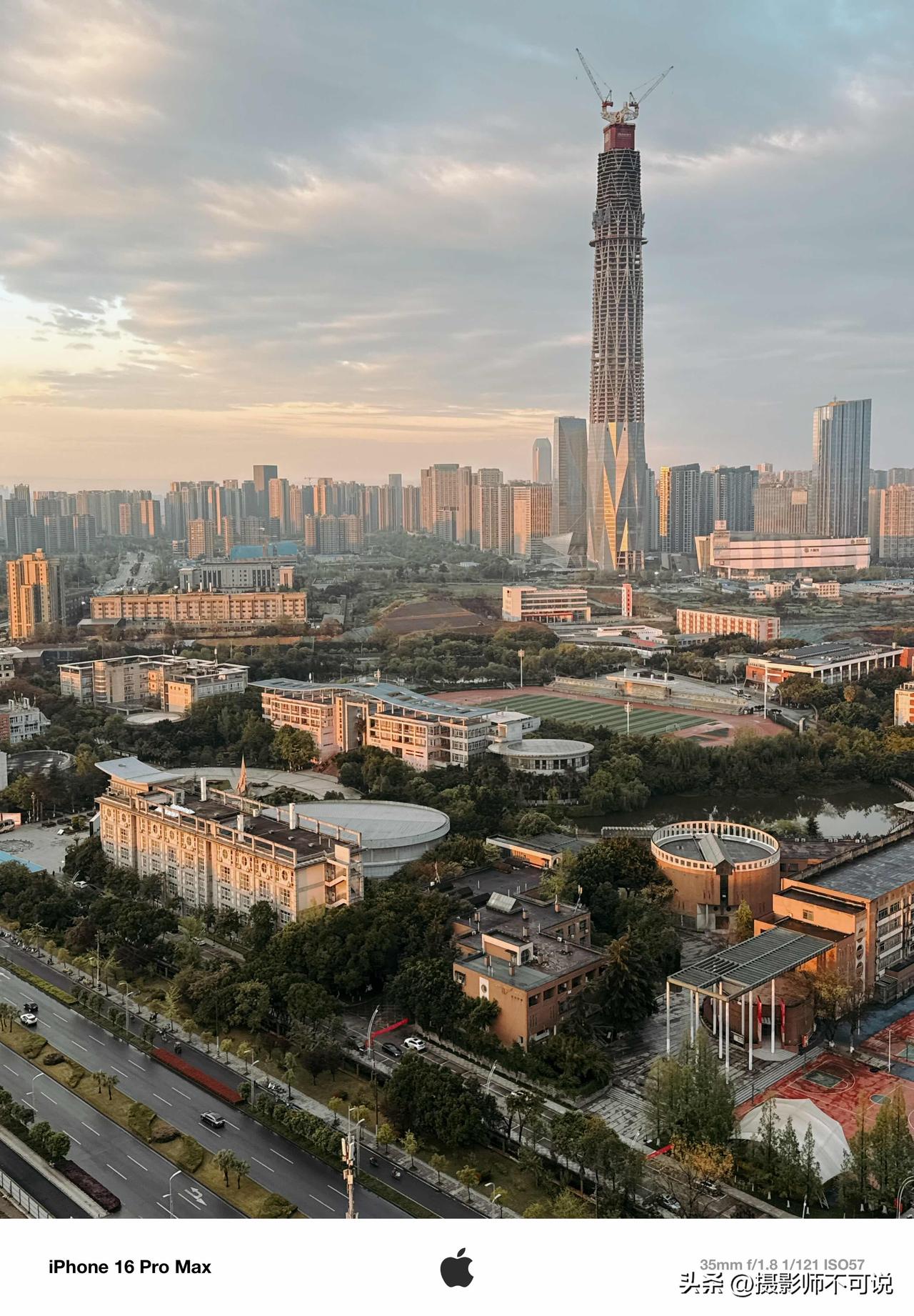 很久都没看到成都早上的天空有这么美了，这感觉爱了！早上一早窗帘就被朝阳染得红彤彤