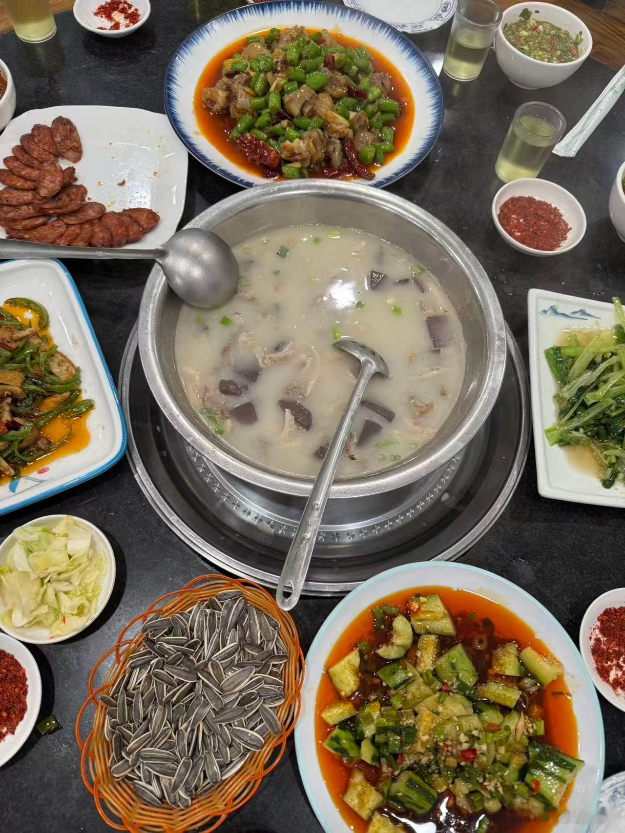 简阳三岔必吃榜第一的汪老八羊肉汤，另外还有汪老四、汪老五、汪老六，感觉是汪氏家族