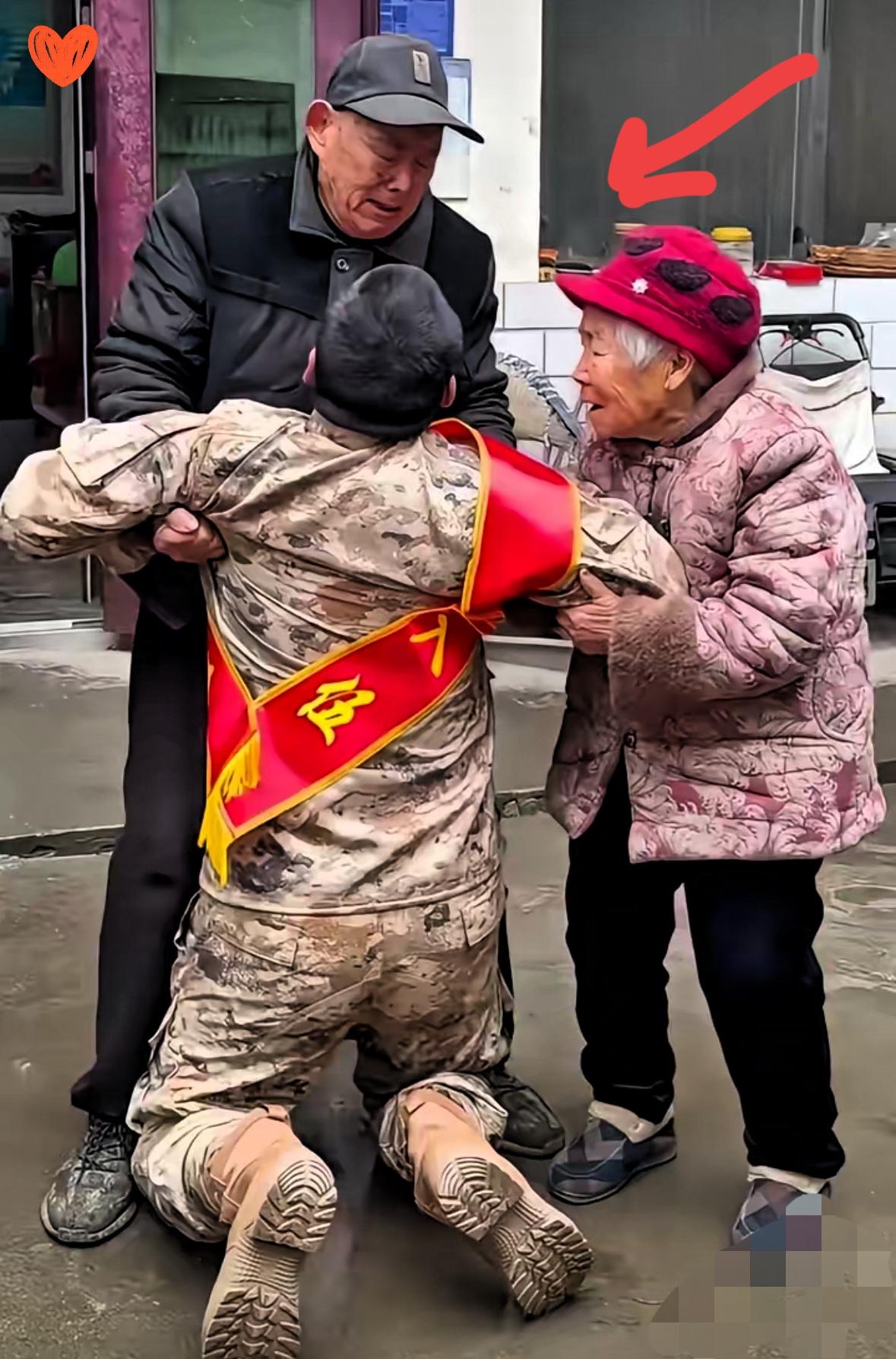 这一幕直接看哭全网！新兵张浩爽自幼失去父母，是爷爷奶奶含辛茹苦把他养大。虽然没有