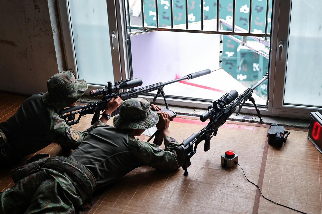 步兵分队的狙击小组进行城市作战狙击训练，两人小组，每人各配一支QBU202型8.