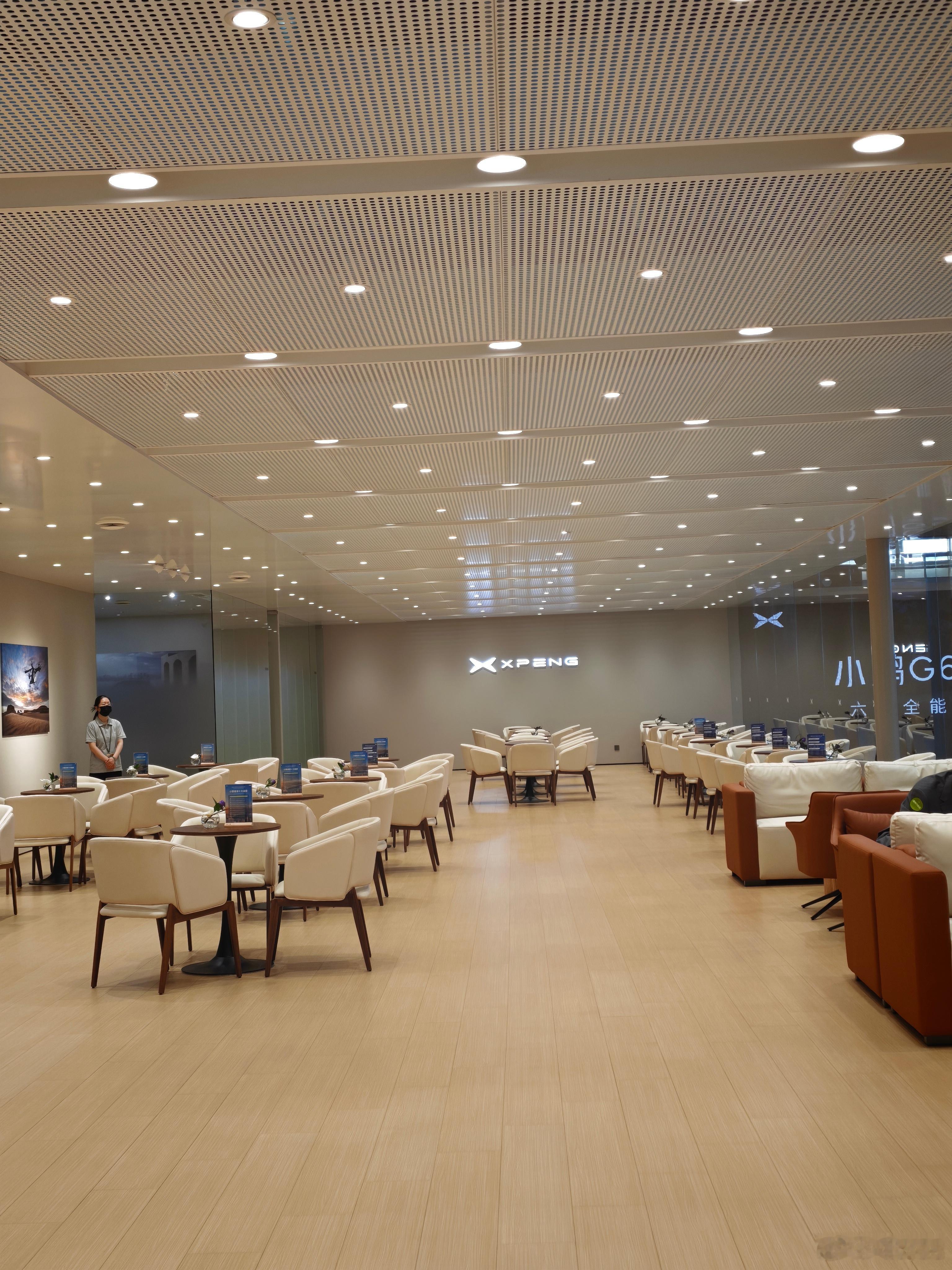 一来小鹏就非常热情的邀请我上楼喝东西太好了 