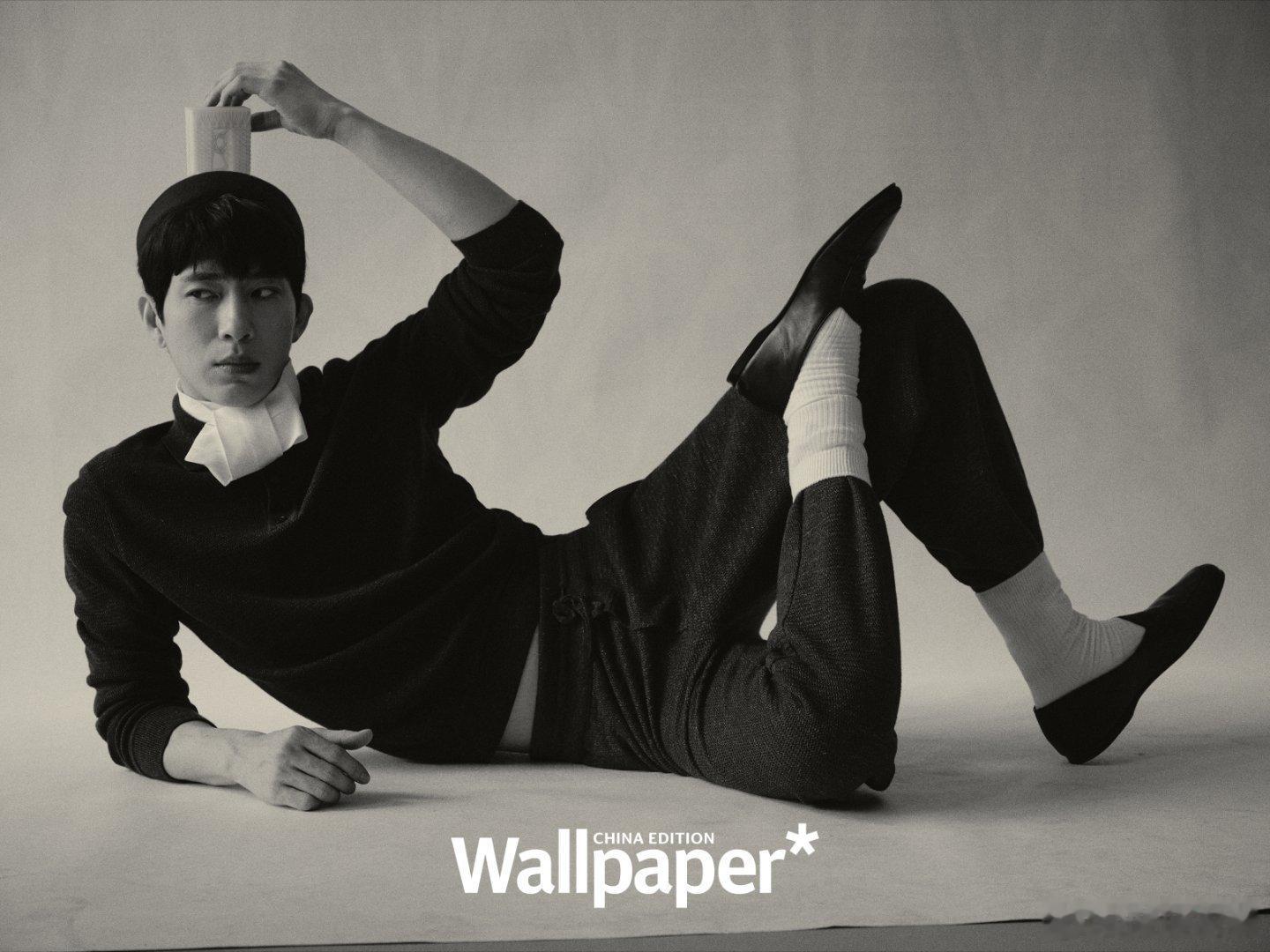 井柏然光影是他的调色盘，把几何穿成诗。慵懒与锐利共舞，每一帧都是行走的美学。井柏