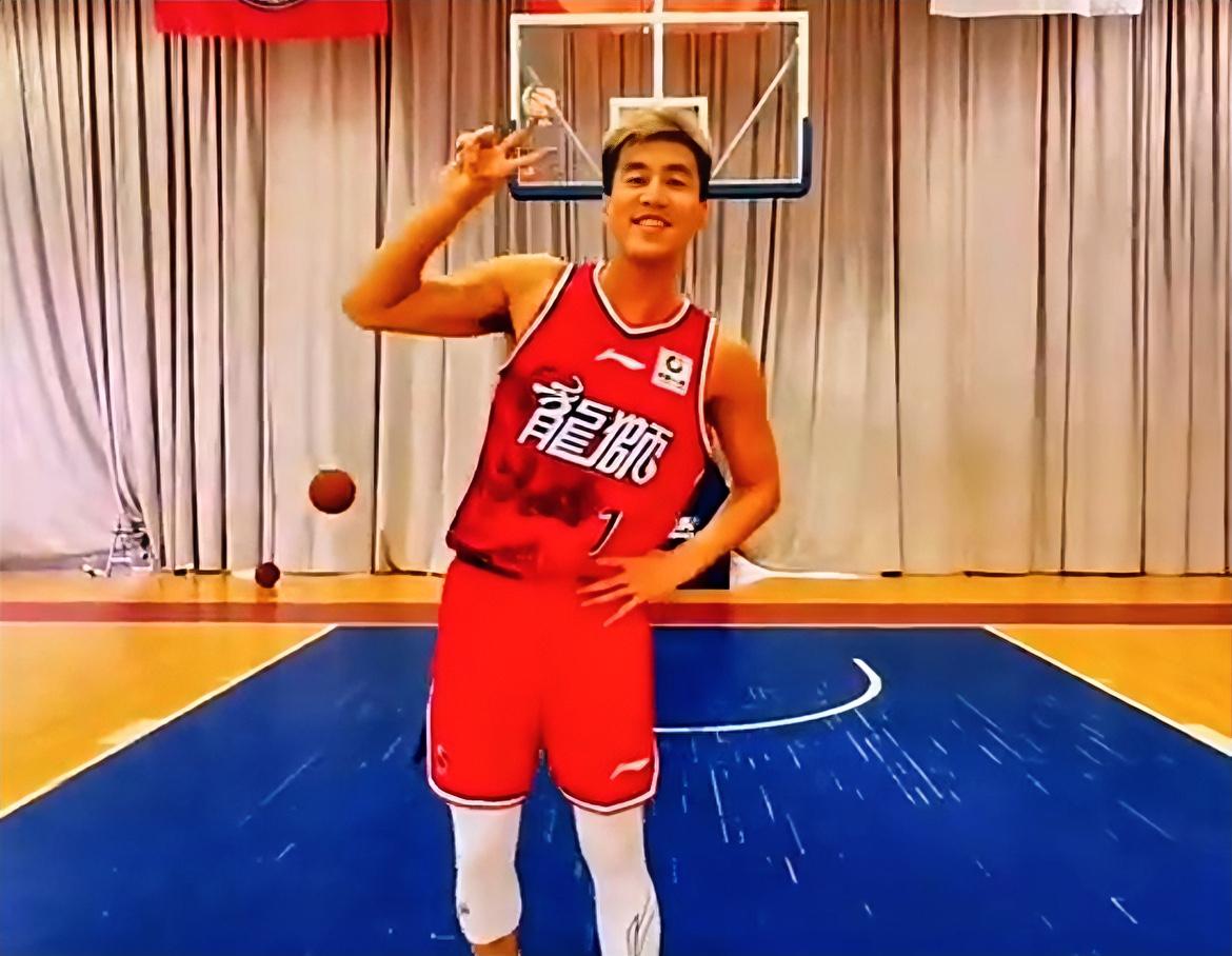 郭艾伦：豪哥，你这打得越来越好了啊？？？
陈国豪：伦哥，你的通告有回广州打球的安