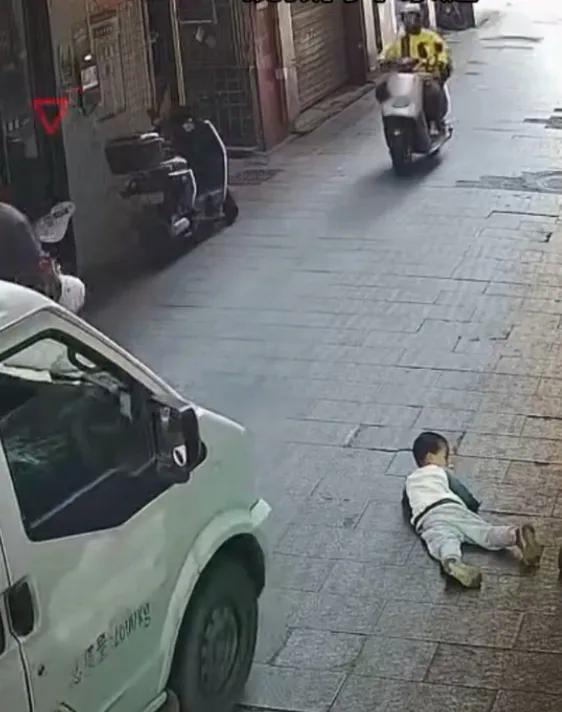 生死10秒！外卖小哥喊停货车，救下盲区倒地幼童
 2026年1月14日下午，深圳