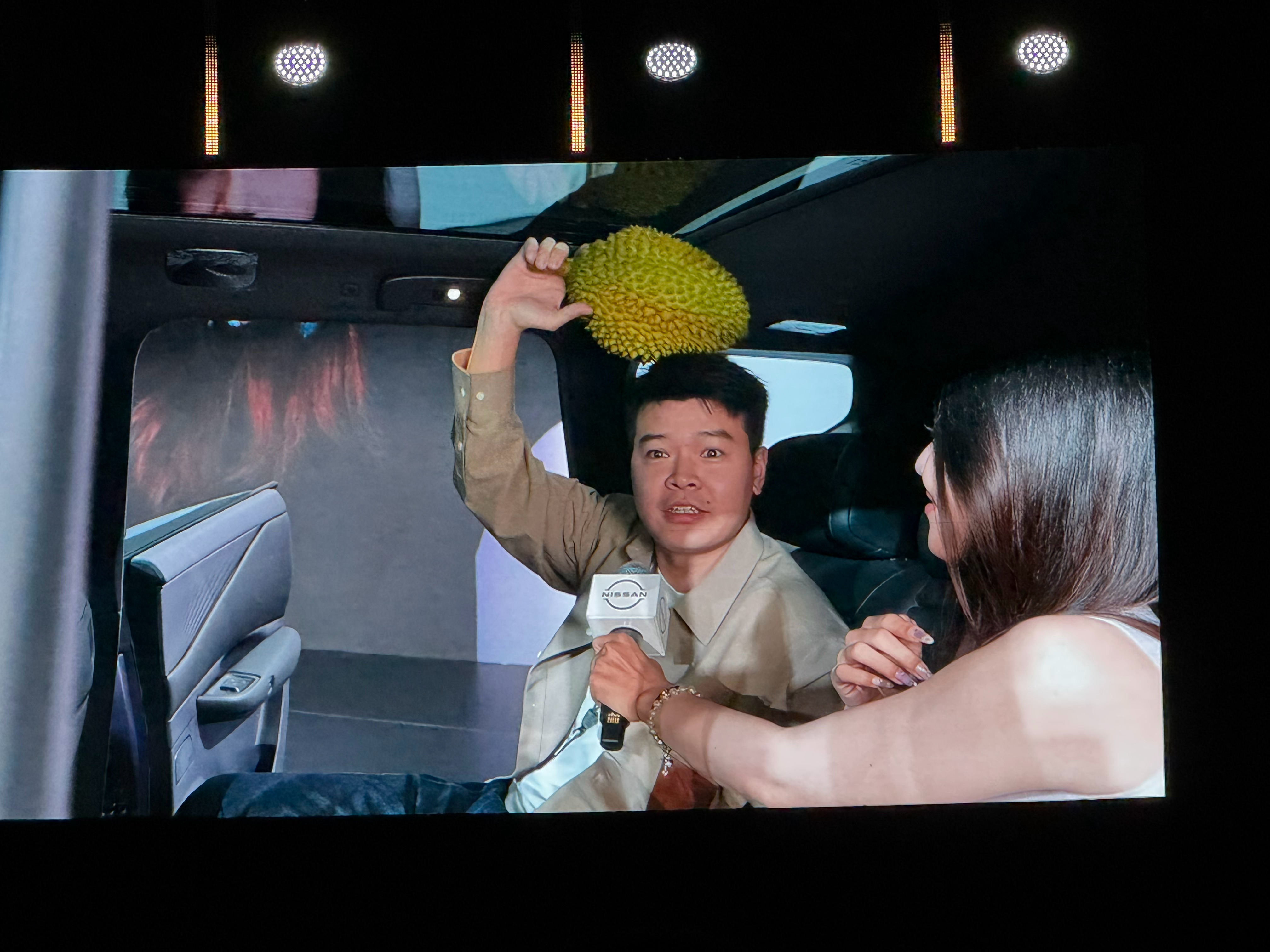 东风日产nx8 车内空间看着是挺大的，感觉我上去可以顶两颗榴莲