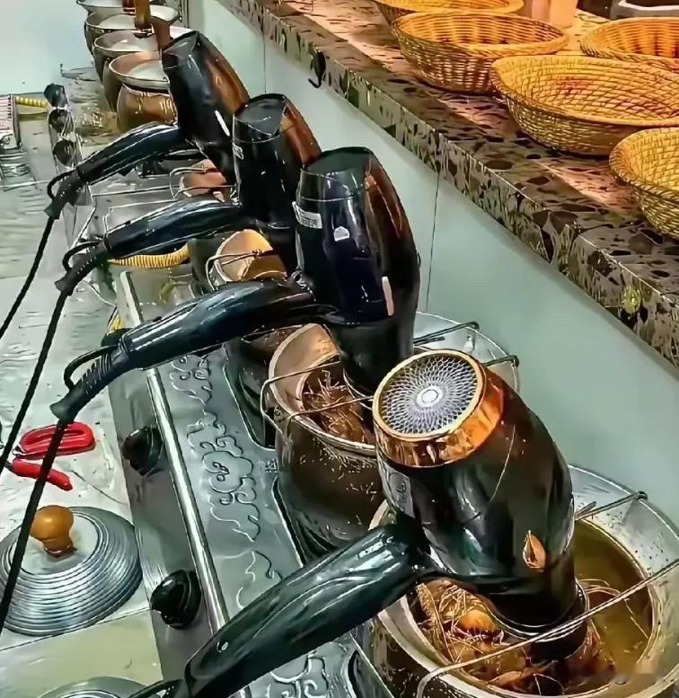 请问这是哪里的美食？
吹风机还有这种神操作，
活半辈子啦，真是见所未见
闻所未闻