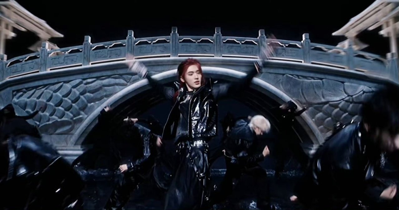 宋亚轩黑皮衣红发宋亚轩红发丸子头皮衣造型宋亚轩黑皮衣红发真的好帅啊 