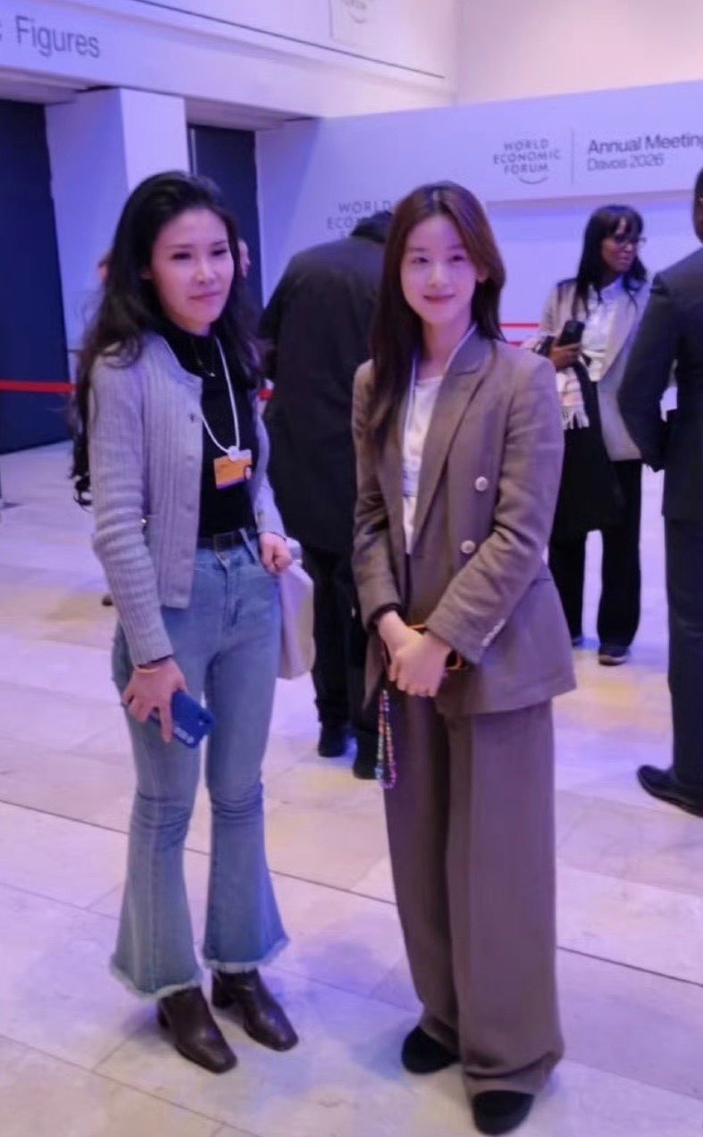 章泽天卡其亚麻西装衣品太好看了！显小乖巧又务实，气质像谷爱凌、刘亦菲，感觉他俩还