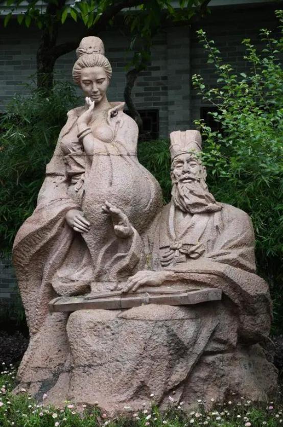 古代通房丫鬟，本质是依附主人、随时供差遣的私产，夜里伺候主人起居房事时，要及时递