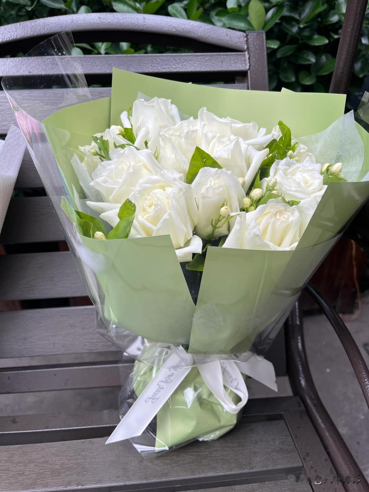 心情很沉重，看到邻居群里发的车祸视频和照片，一辆大货车在右转时撞到电单车，三个人