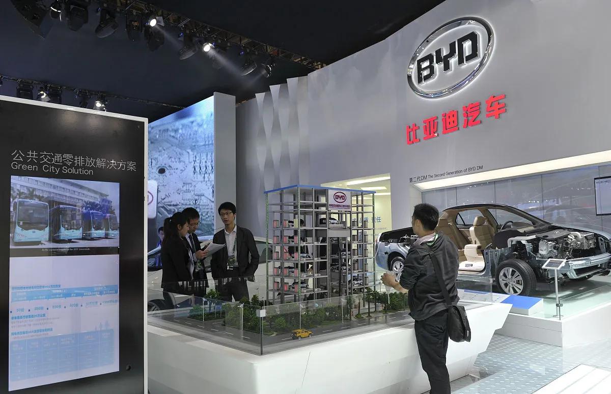 加拿大给中国电车开绿灯，美国怕的不是车，是“人心”。
很多人问，加拿大引进中国电