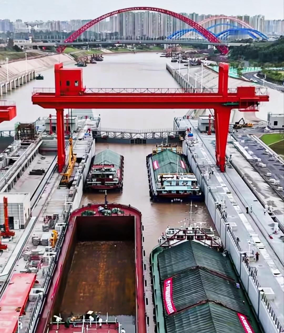 8月19日，平陆运河试验船进入钦州市北郊青年枢纽。