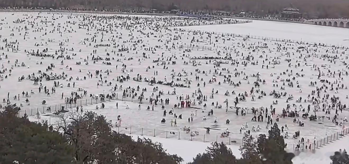 颐和园感觉有一亿人我的天，颐和园“溜冰场”这么大！仔细一想，也是，夏天这就是超大