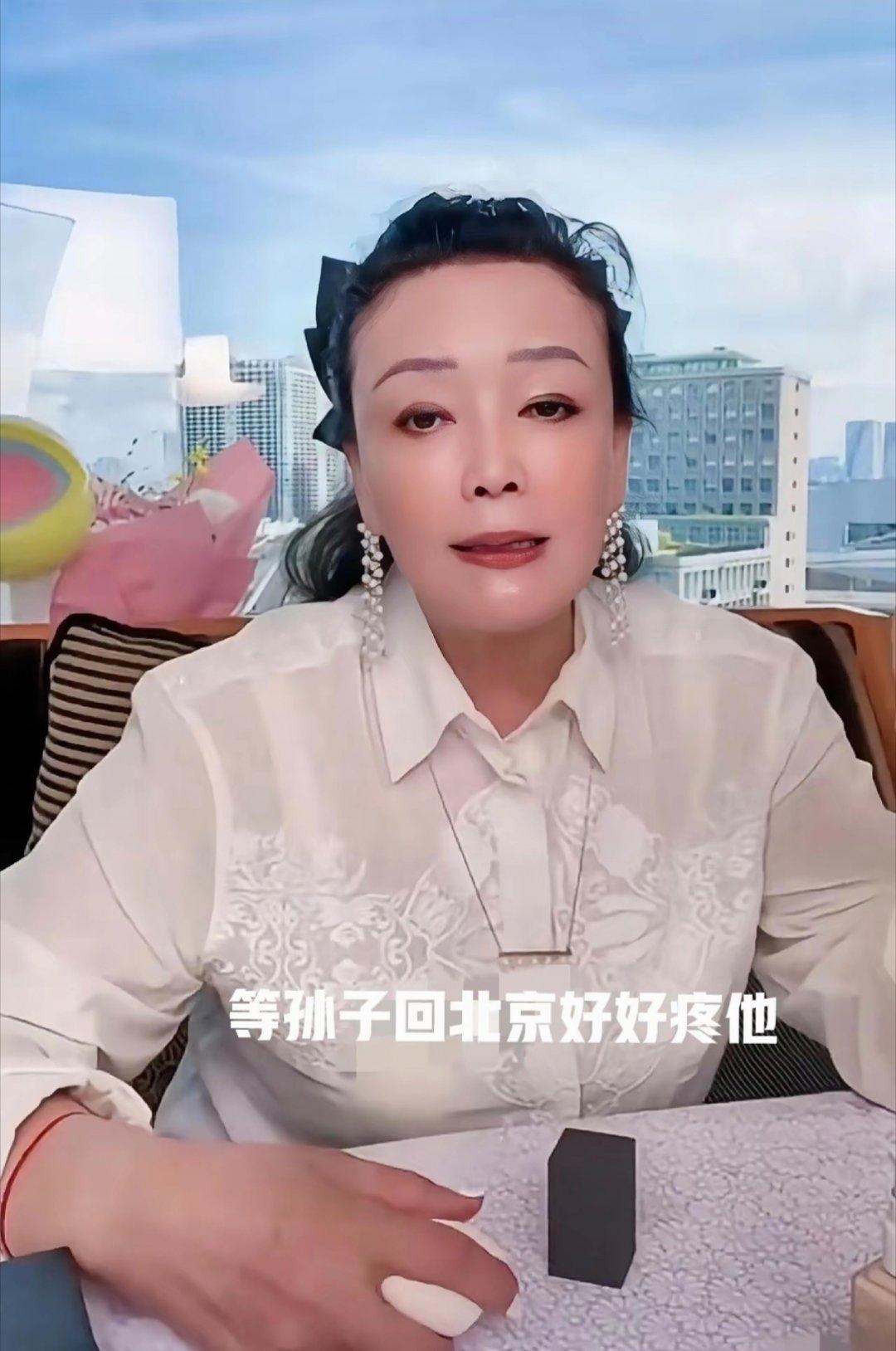 张兰这回是真想明白了。

孙子在台北的满月宴，
全程是马筱梅父亲一手操办，场地、