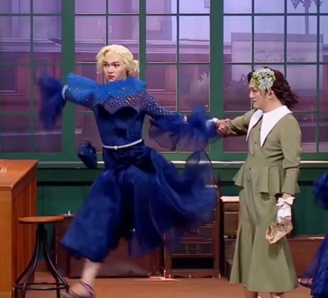 终于等到刘同穿绿裙登台，一瘸一拐说“这高跟鞋它不跟脚”，简短台词戳中笑点，他为舞