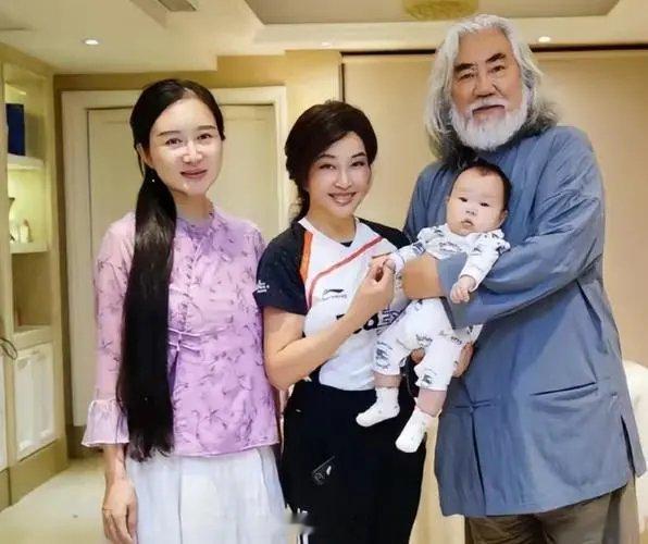 这张合影估计一百个人看了都会觉得刘晓庆才是这个家的女主人！祝大家做个好梦，晚安咯