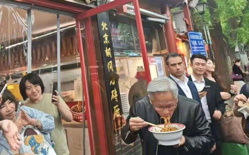 黄总是真爱吃这口啊，都说自己家的炸酱面最好吃，方砖厂的炸酱面虽然不是天花板，但确