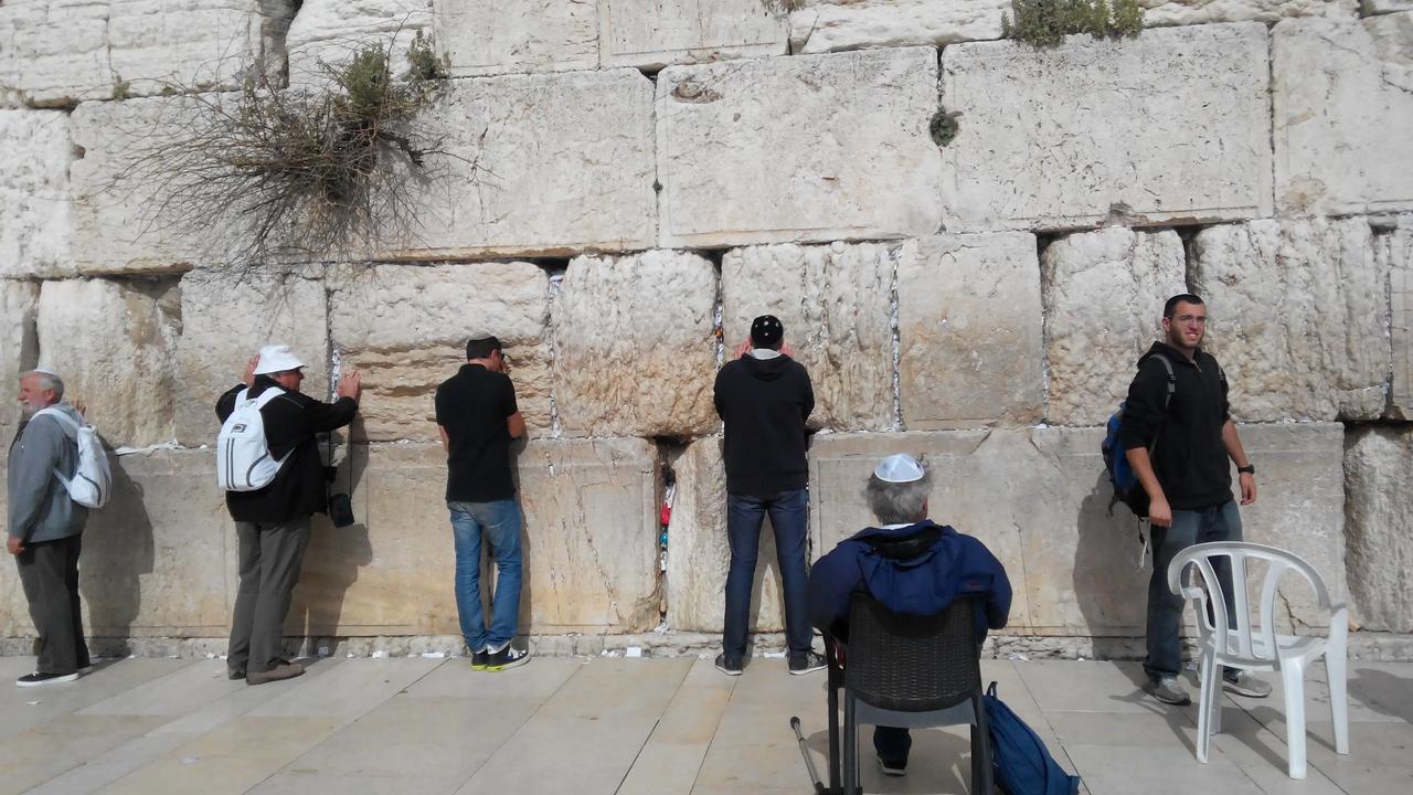 来哭墙祈祷的犹太教徒，墙里面塞满了祈愿纸团，奥巴马也曾塞过，不知他的纸条上写的啥