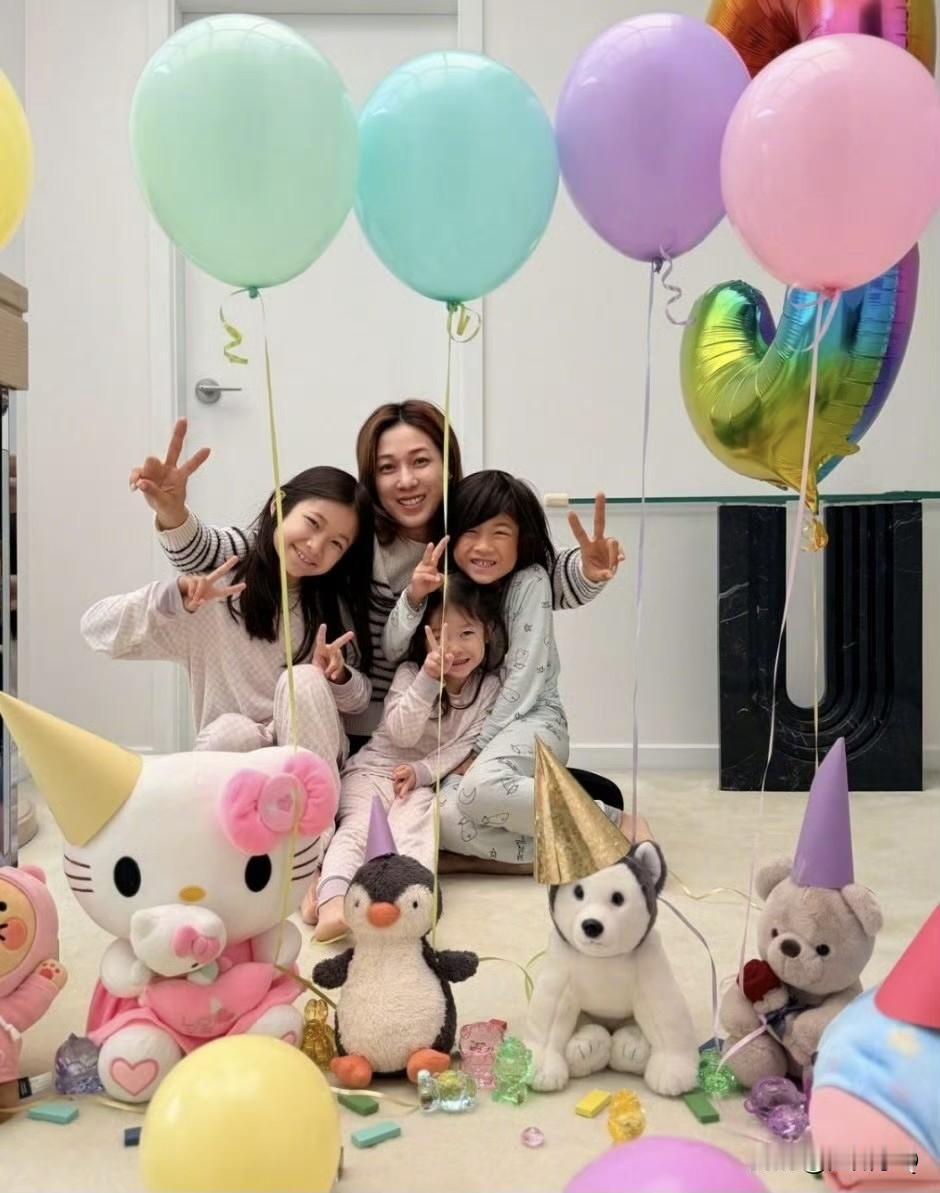 钟嘉欣为小女儿Anika庆祝三周岁生日，Anika笑起来可真像爸爸。说来钟嘉欣老
