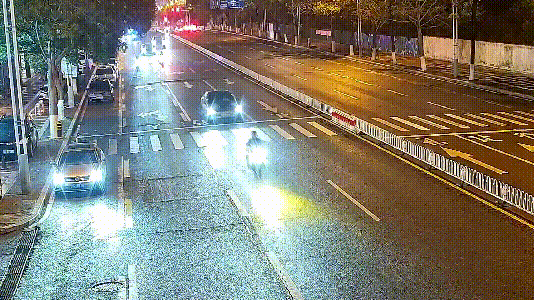 女孩头磕破血流不止福建交警紧急护送 11月25日晚上，福建石狮交警大队铁骑队接指