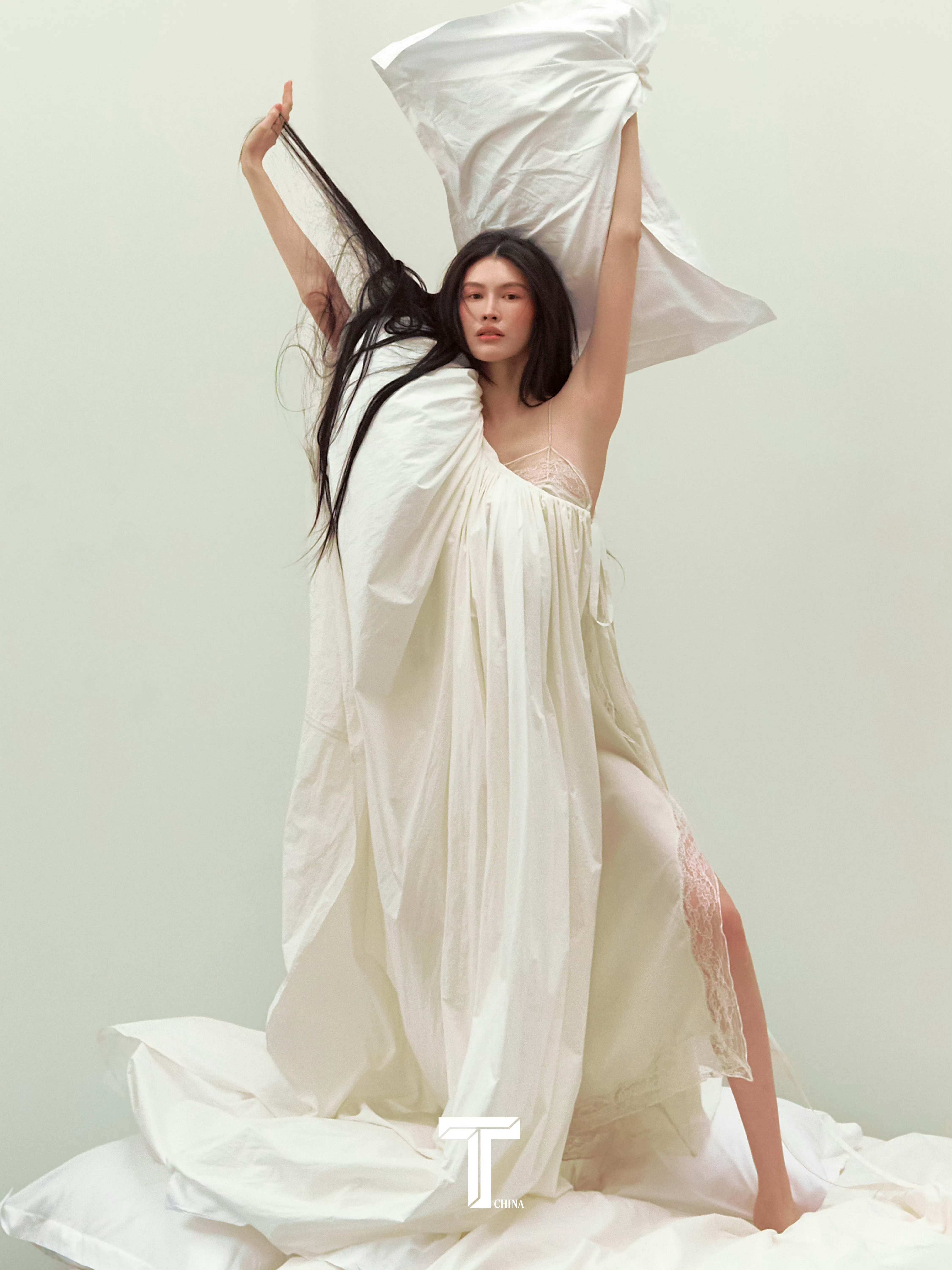 何穗披个床单就上封面了 好美！复工之后的状态也是真不错！ 