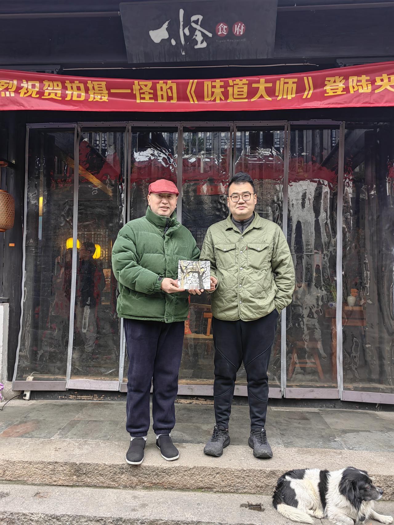 今天有美术老师带学生从我的门口经过，我和他们打招呼，请他们到我的百年宅院来参观，