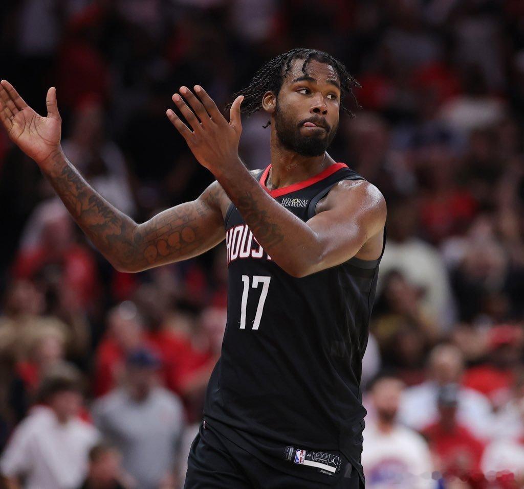 本赛季伊森各月份三分命中率一览：10月：53%11月：50%12月：42%1月：