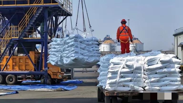 波斯湾石油危机正在放大，中国已经停止了出口化肥，涉及的主要是氮钾复合肥，日本从中