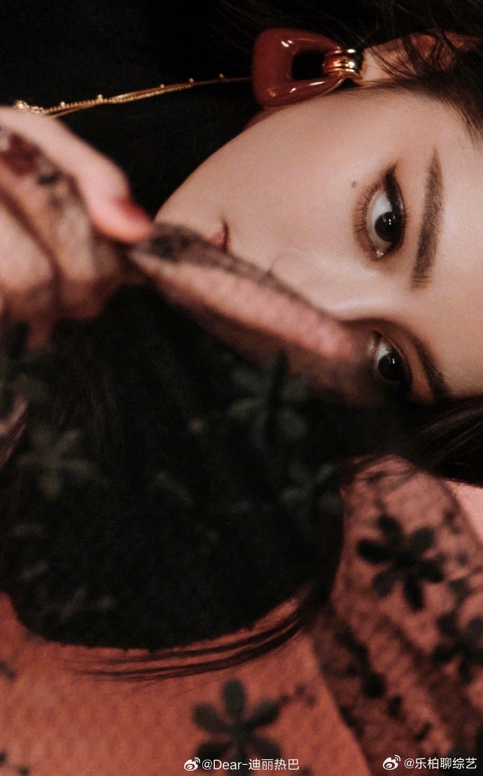 迪丽热巴黑长直鬼感迪丽热巴黑长直美成啥样了 黑长直衬得眉眼锋利又勾人，绝了。 