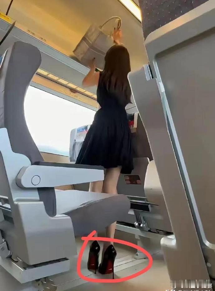 高铁看到一个大美女穿着20厘米的高跟鞋， 出远门穿那么高的鞋子，不累吗？ ​​​
