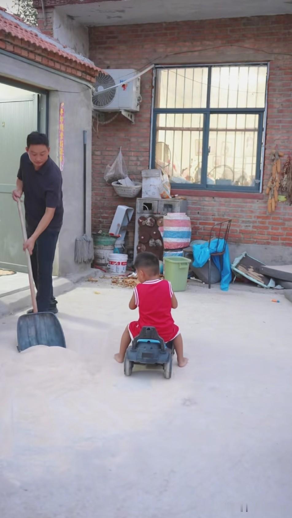 也不知这面粉是人吃的还是喂牲畜的，怎么摆在地上晒，三行车子轧，妮娃鞋子踩，土和石
