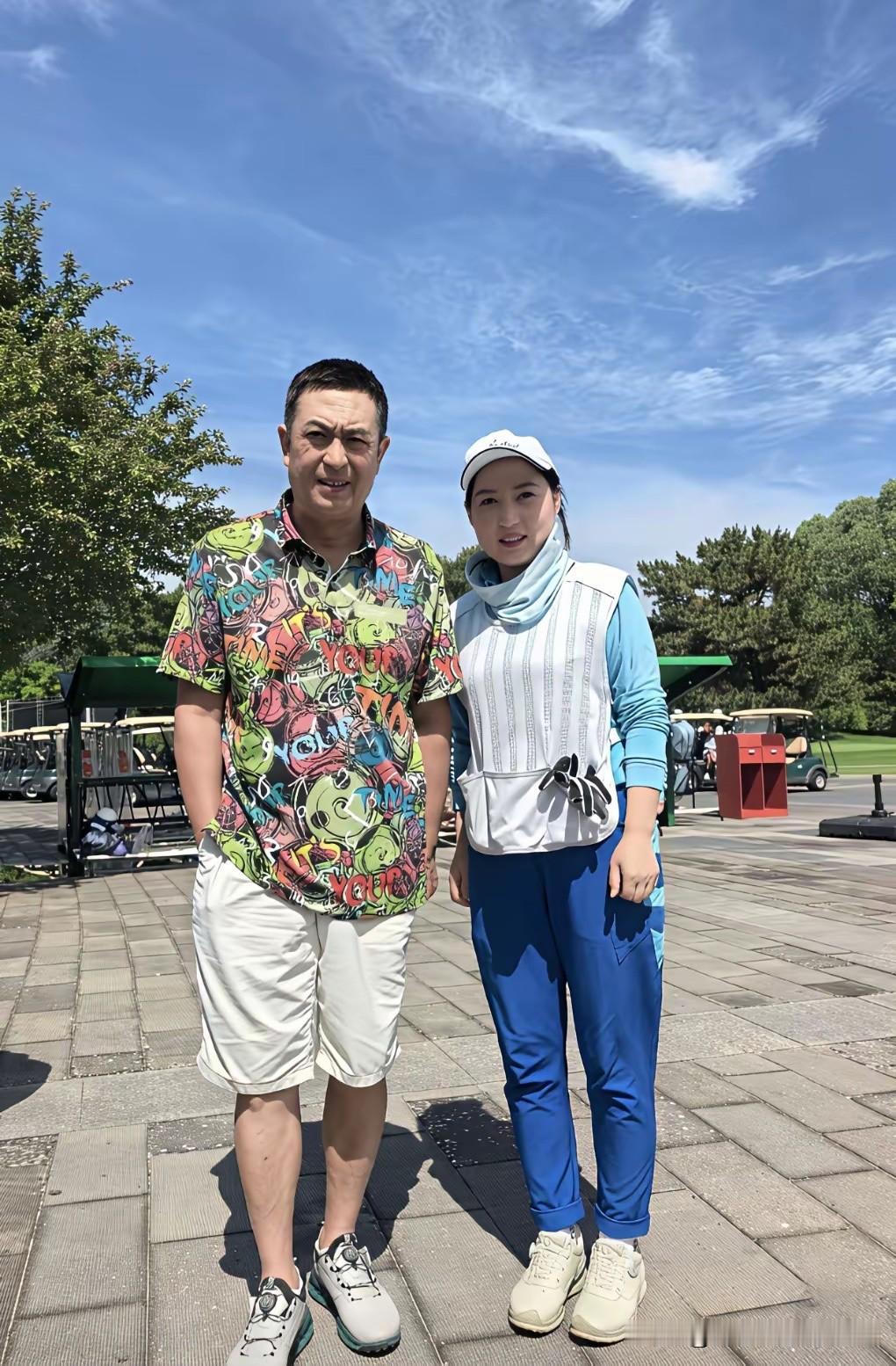 男神都老了，但这一点不影响他整体的气质，走到哪儿都有粉丝喜欢跟他合影。这就是实力