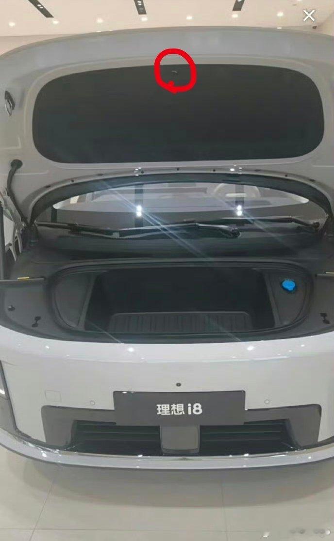 理想 i8 前备箱的图已经曝光了，看起来放个 21 寸行李箱没问题，顶上还能看到
