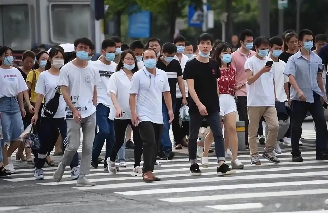 看到6月新增确诊7.9万例的数据，第一反应不是恐慌，而是“哦，它还在”。🦠这几