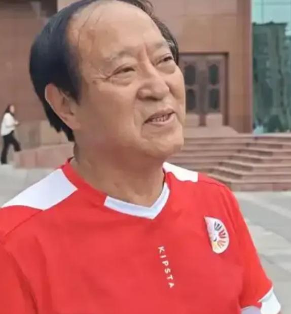 牛群这一生，有几个画面拼在一起，让人看了说不出话来。晚年的他住在北京昌平天通苑一
