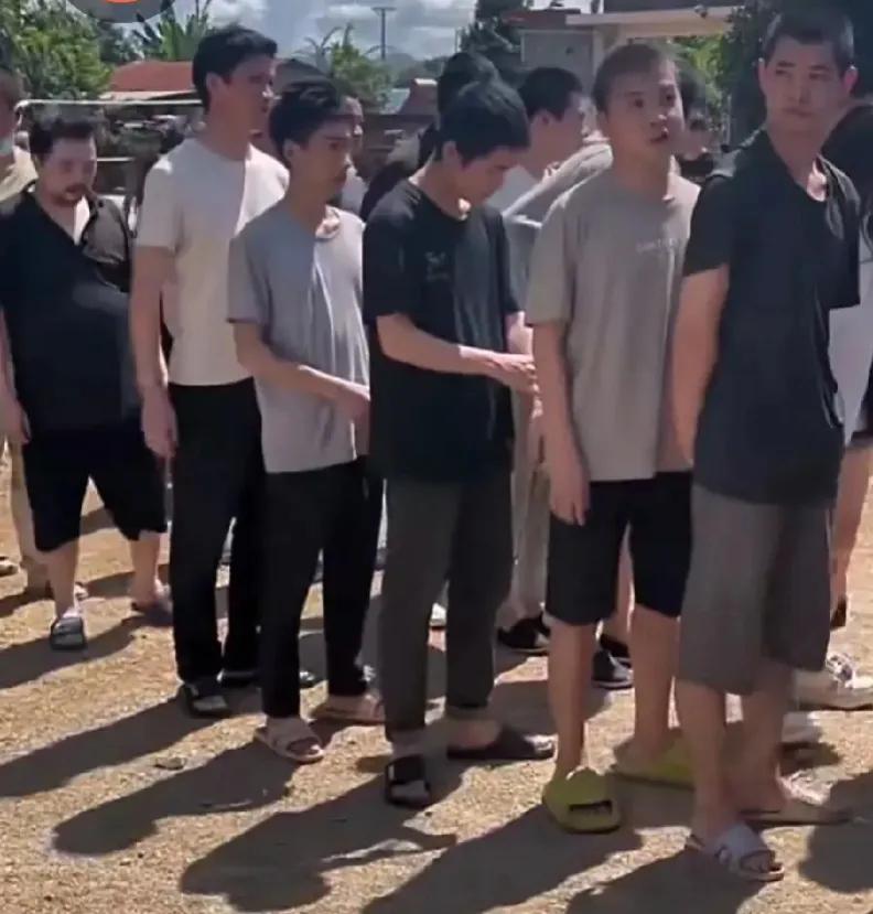 被困在缅北的人陆续被送回来了，感觉这些人情绪不高啊，没有一点被获救的喜悦。


