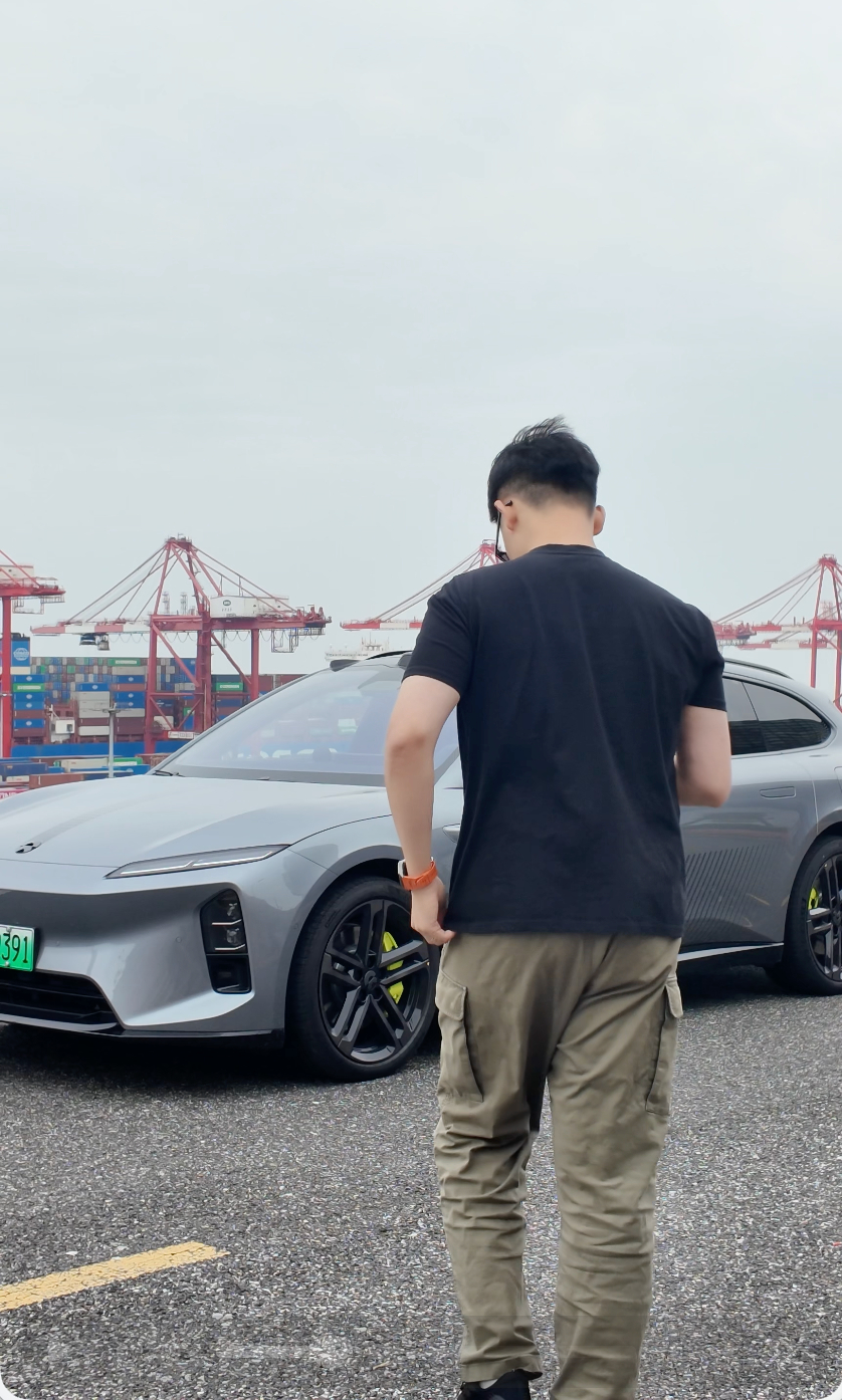 帅车，很难不心动吧~蔚来正式发布2026款冠军纪念版系列车型：⭐️2026款ET