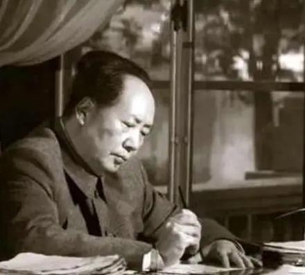 “拉出去枪毙！”毛主席一声断喝，惊得周恩来和聂荣臻连忙从沙发上站了起来，而旁边的