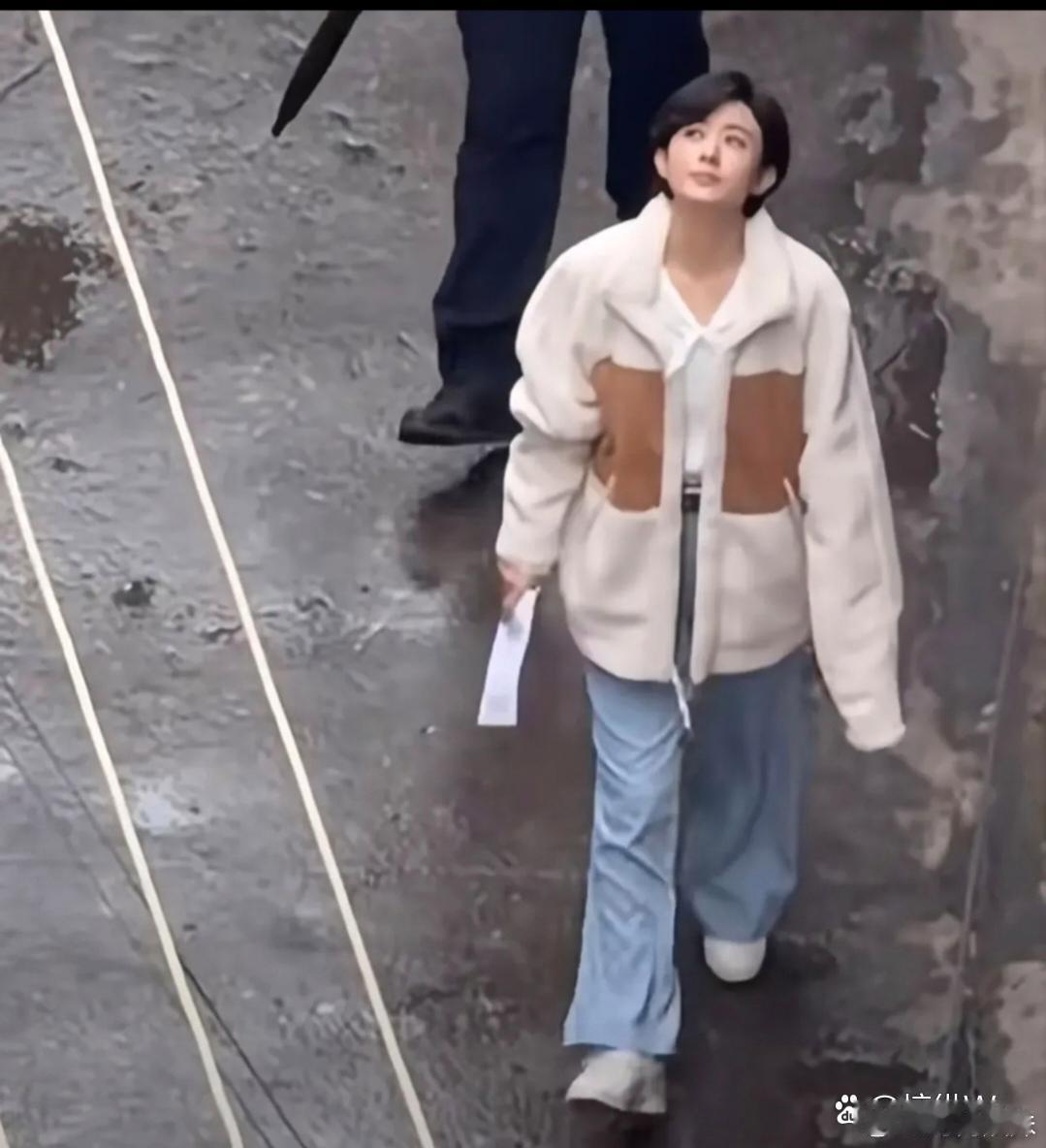 赵丽颖又剪短发了，头发是越剪越短！福州拍戏，外套看着好眼熟啊￼，原来是跟王一博同