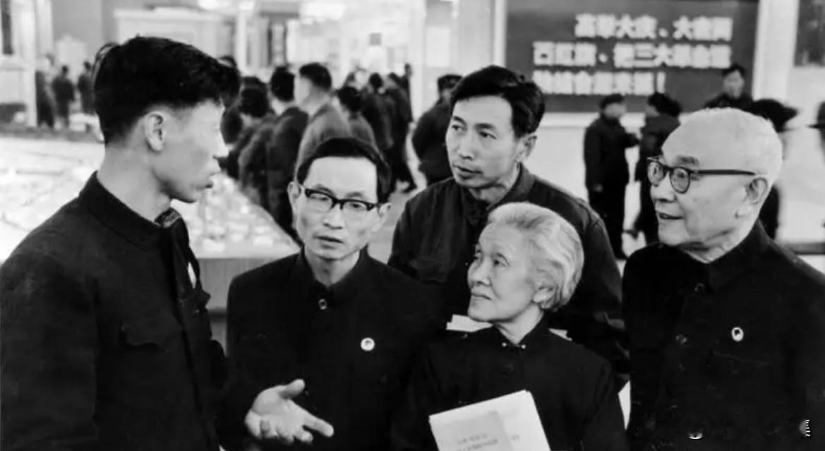 1978年，全国科学大会代表进行参观和观摩活动。图为中国医学科学院院长黄家驷(右