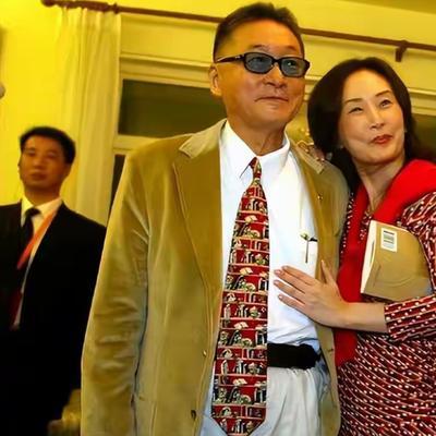 李敖死前最怕"私生女"李文突然来看他。2018年患脑癌的李敖，立遗嘱最先防着李文