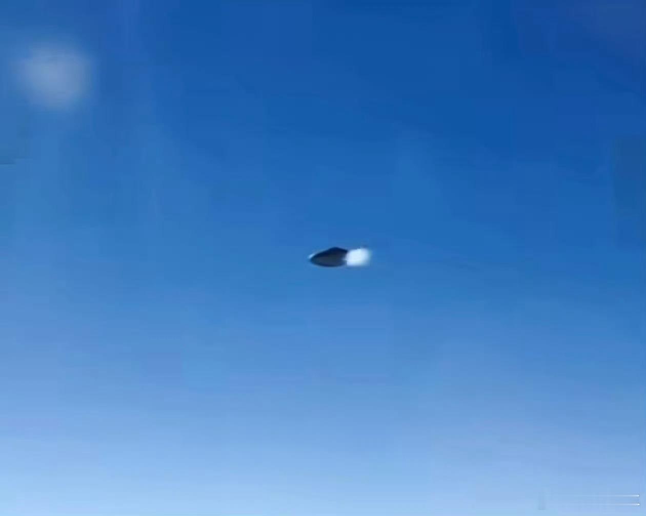 乘客在飞机上拍到超清晰UFO在这个AI视频以假乱真的今天，我表示持怀疑态度[并不