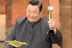 老顽童晚年住10㎡病房？

抛弃妻女20年的报应来了

76岁的"周伯通"扮演者