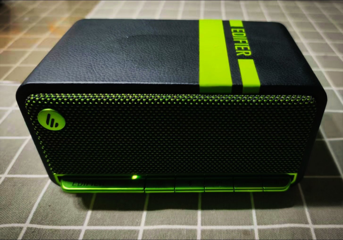 在网上买了个电池把音箱修好了。其实我听不太出来音质，但之前看到这个音箱觉得挺好看