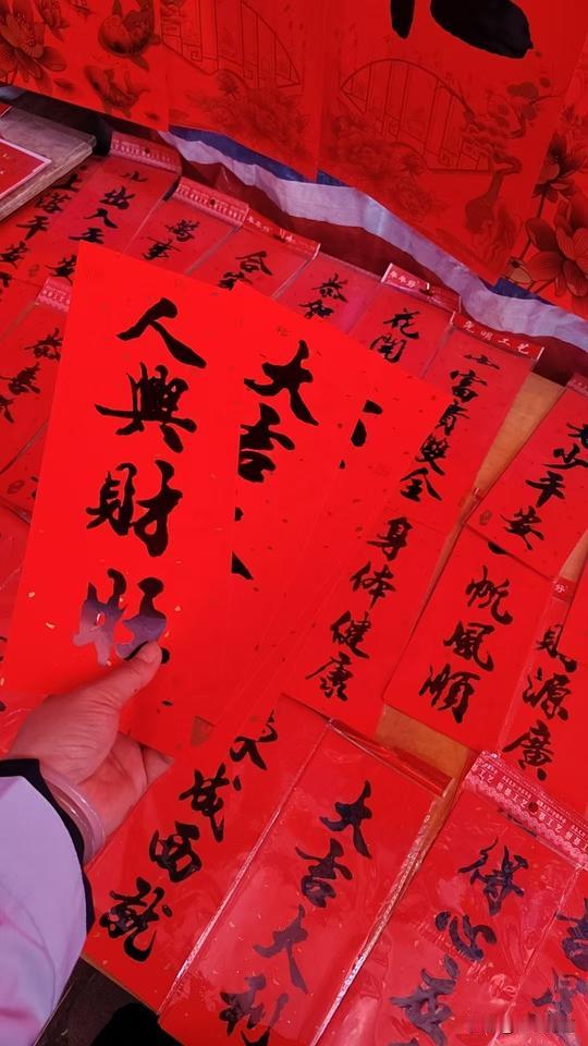 过年了，把房子打扫干净，贴上红纸，对联，像过大年。但是这温度就感觉不太像过年。今