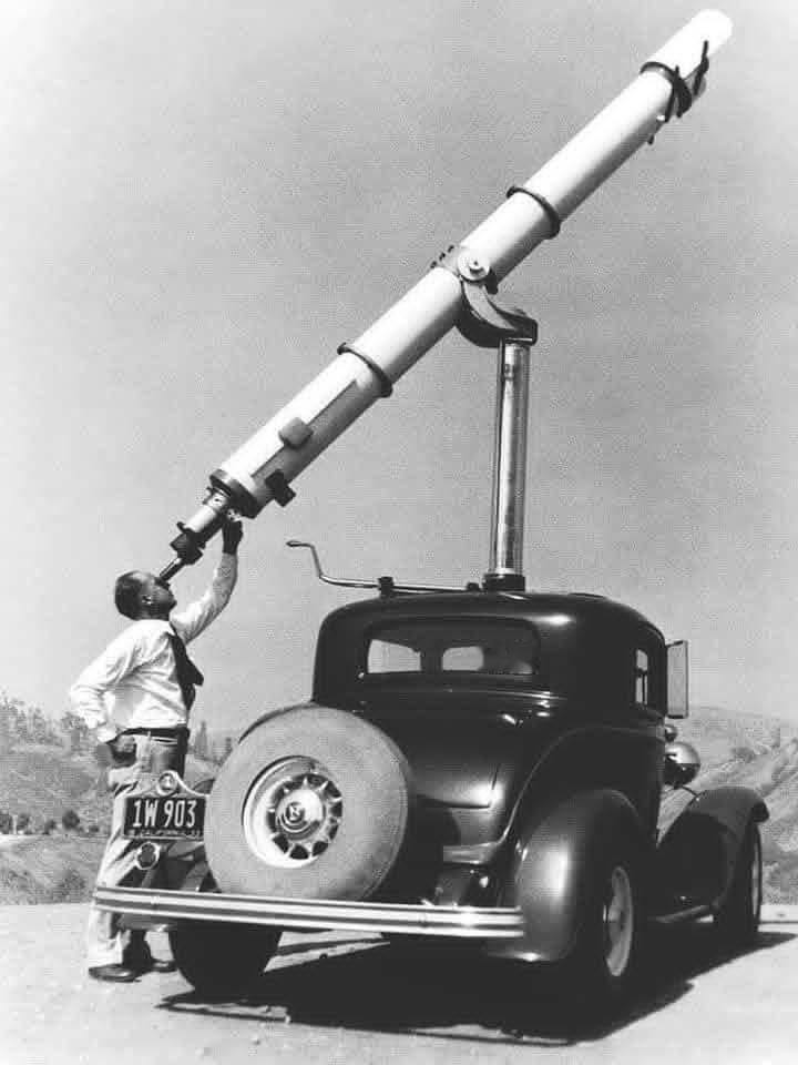 1933年，加州惠提尔的业余天文学家查尔斯·“雪莱”·斯图迪展示了他创新的移动式