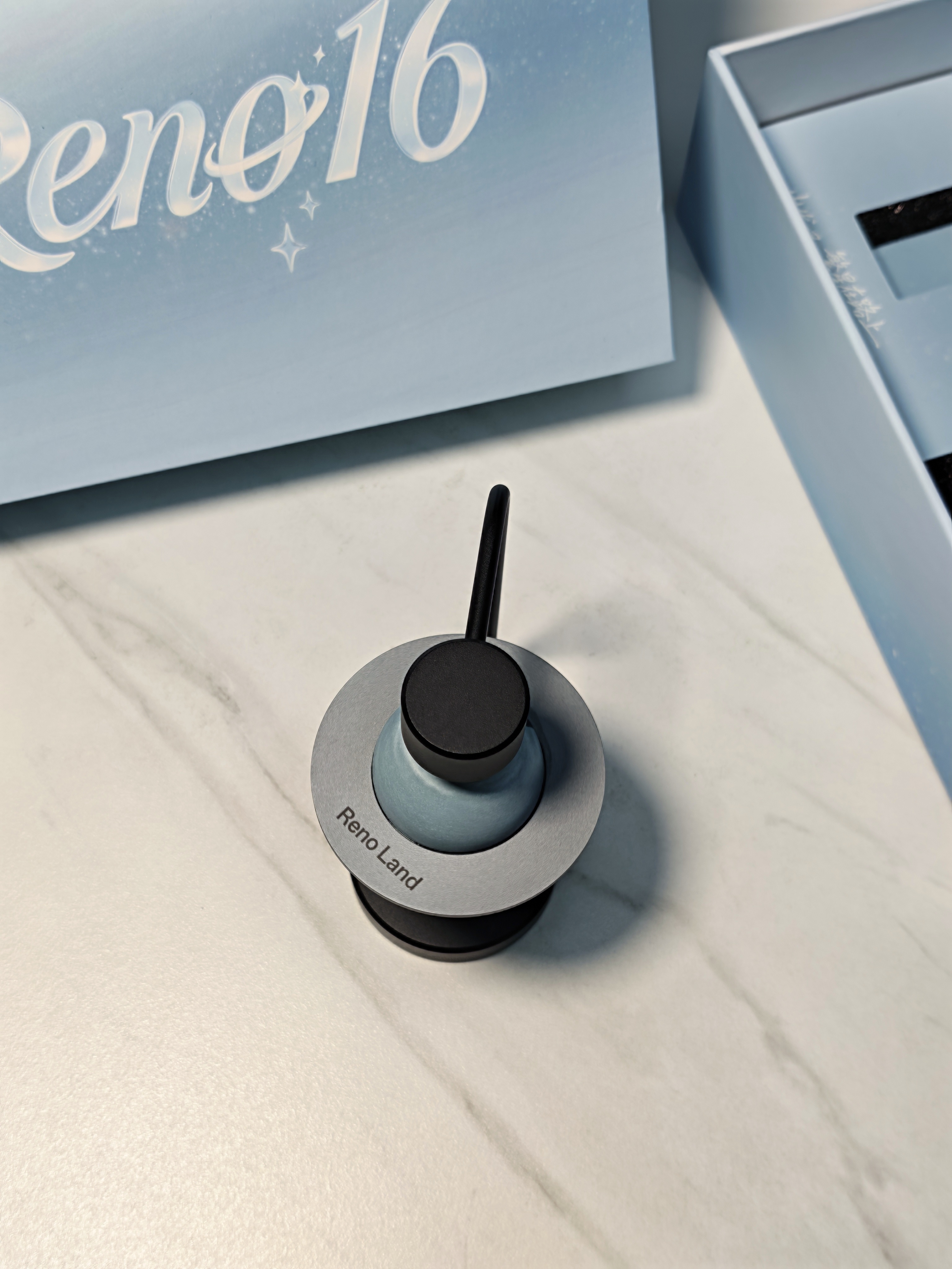 收到了OPPO Reno16系列发布会邀请函，是一套星球磁吸悬浮香薰，星球外侧刻